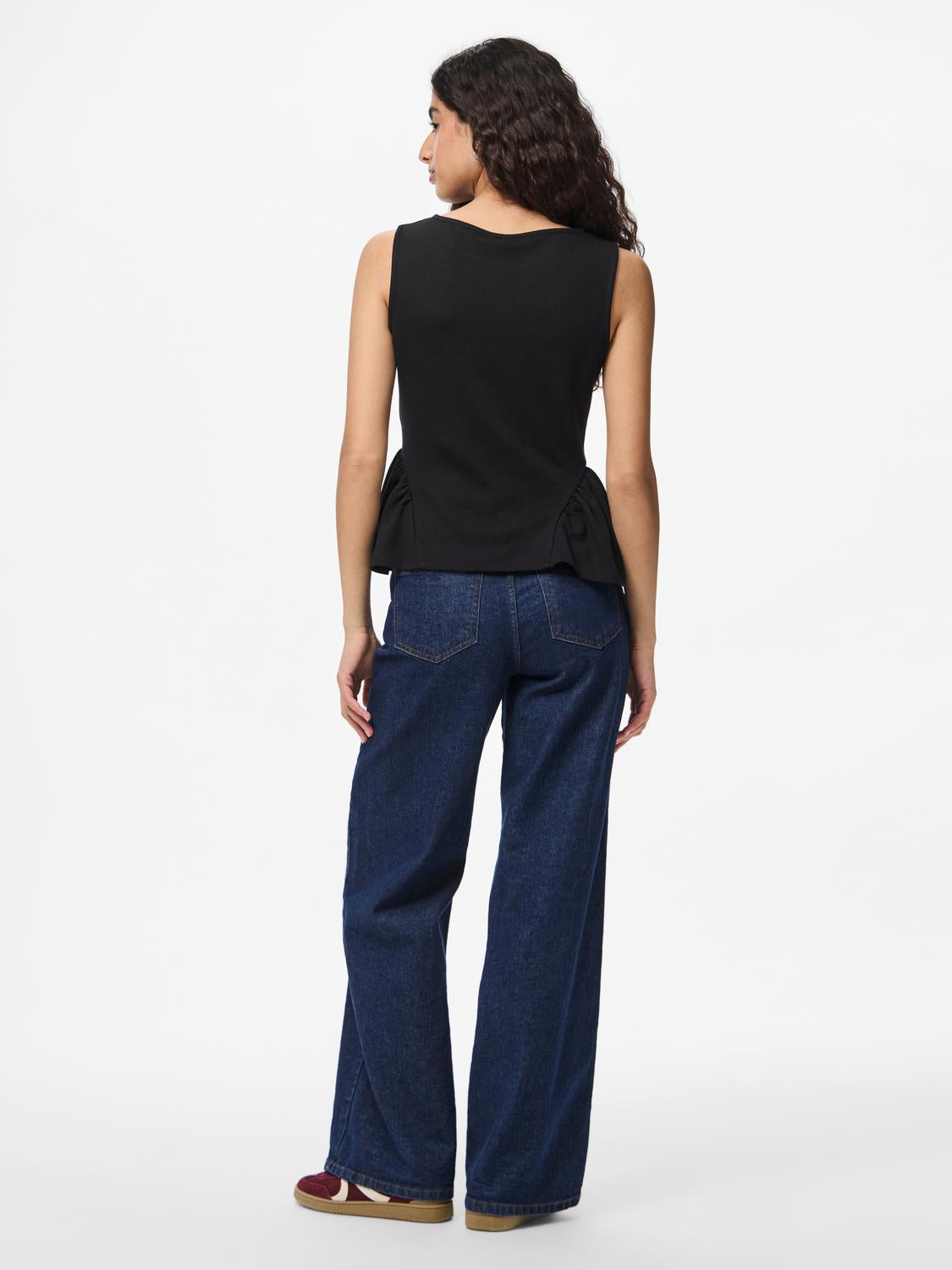 model_shot-back